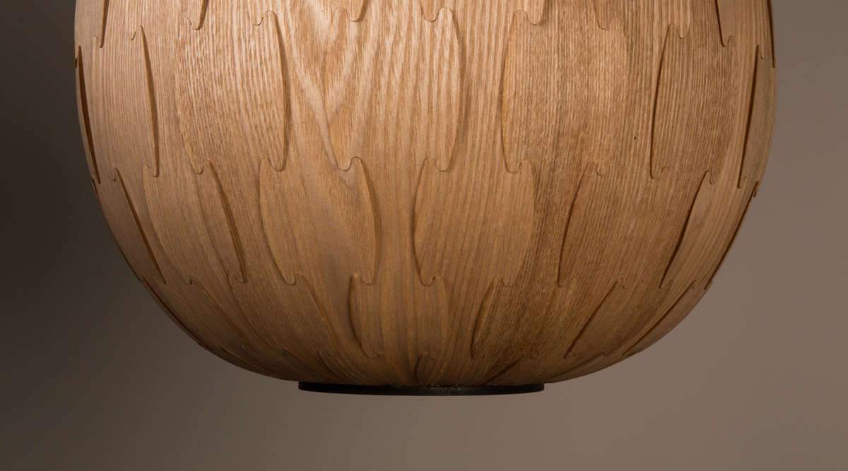 The Bond lamp is an ingenious project of the Dutchbone brand. The lampshade was made of ash wood veneer. Veneer can be bent by obtaining interesting forms and shapes. The lampshade is made in such a way that the light of the fluorescent lamp only gently pierces through the shade. Thanks to this, a pleasant, moody atmosphere arises in the interior.