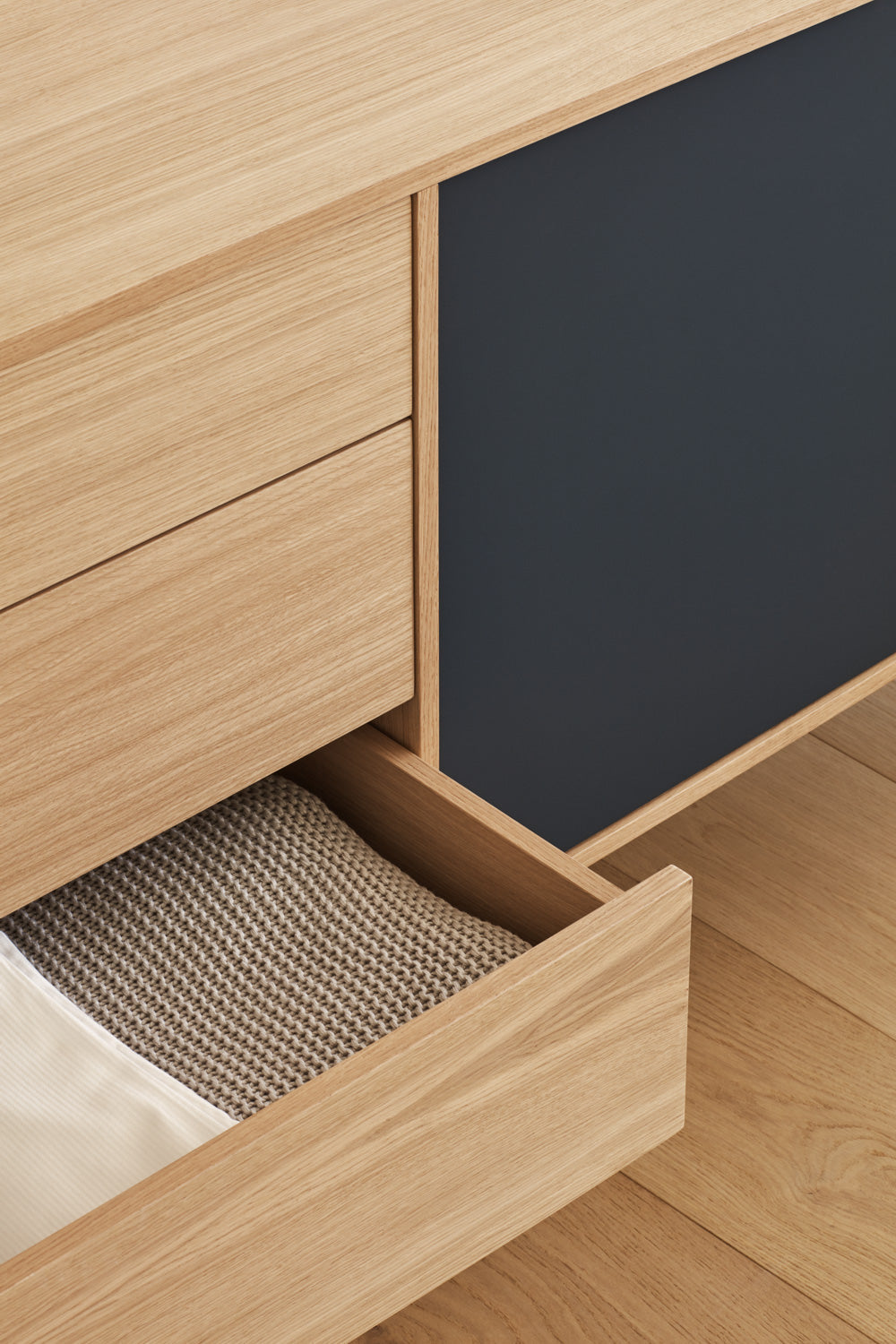 YOKO chest of drawers grey
