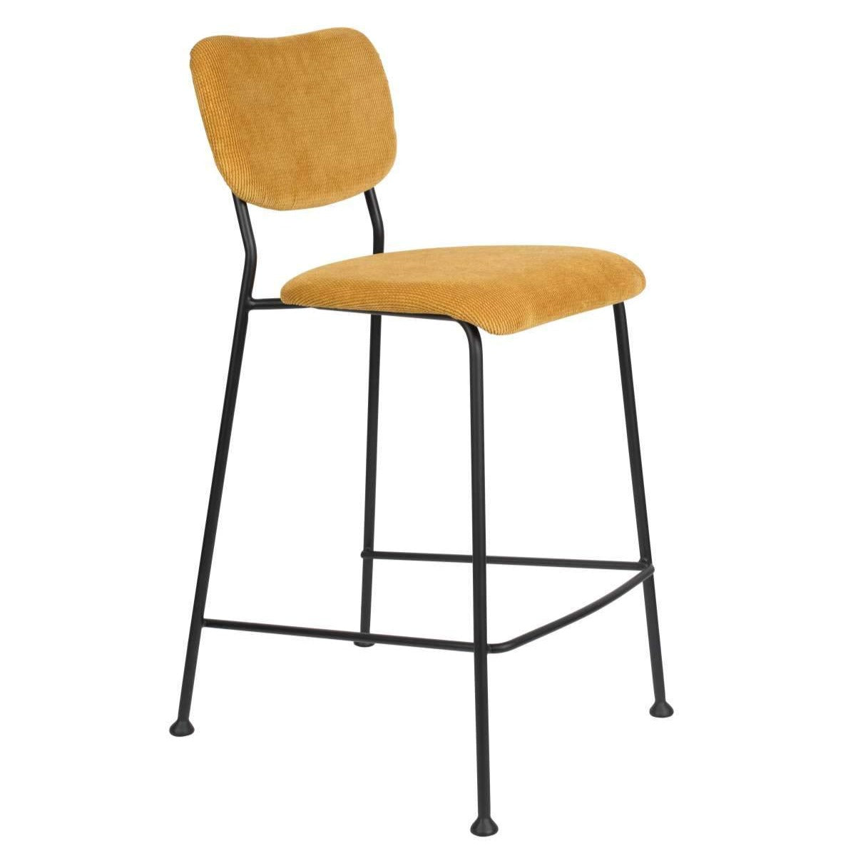 The comfort of using the kitchen island largely depends on the hocher. Benson is a minimalist bar stool that offers the right position of the seat and the presence of a footrest, which significantly increases the comfort of use. It will do great in a classic kitchen or arrangements referring to a retro style. Thanks to the simple steel frame, it will introduce a note of elegance to the room, and the soft back and seat will make it create your favorite place in the kitchen.