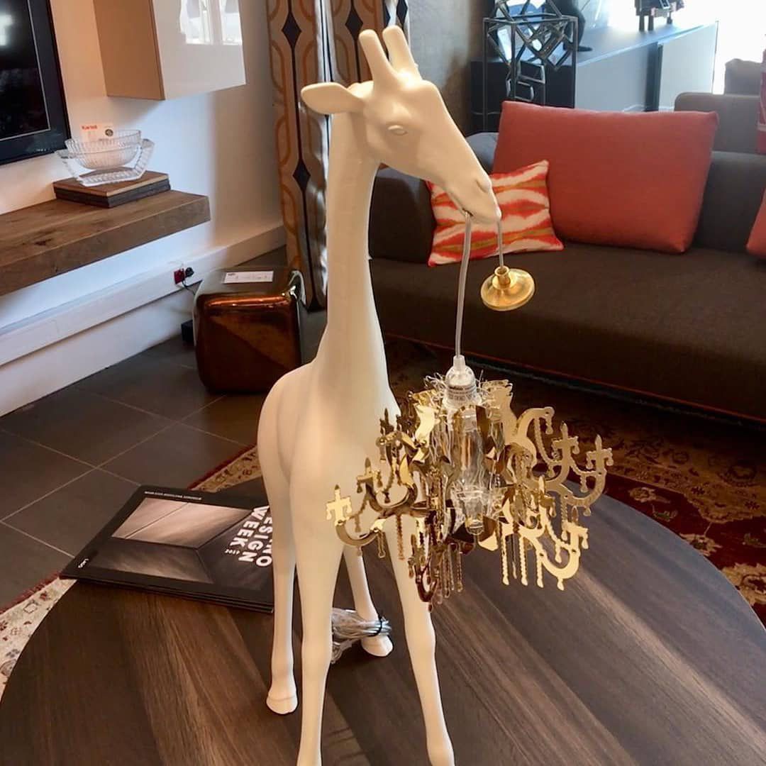A phenomenal lamp designed by Marcantonio, which will enliven every living room, bedroom or elegant restaurant in an unusual way. The majestic giraffe holds a chandelier in the style of Maria Teresa in a miniature version. This is the perfect combination of good design with functionality. This spectacular lamp is a small work of art that will not only delight all guests, but also improve your mood every time you look at it. It is made of recycling materials.