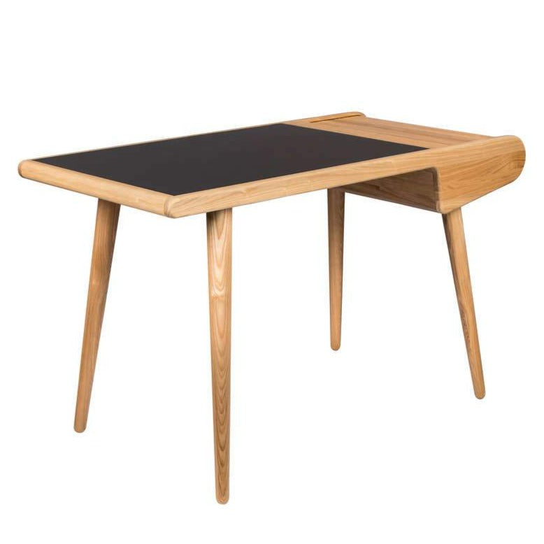 Barbier is a minimalist furniture in the Scandinavian style. He will fit into the office or room of the teenager. Belie with non -slip artificial material. It is worth paying attention to a small storage space in which all kinds of office items will fit, which will help maintain order at the workplace. The desk is made of ash wood covered with colorless varnish. At the top, a PVC pad was used, which prevents the movement of objects.