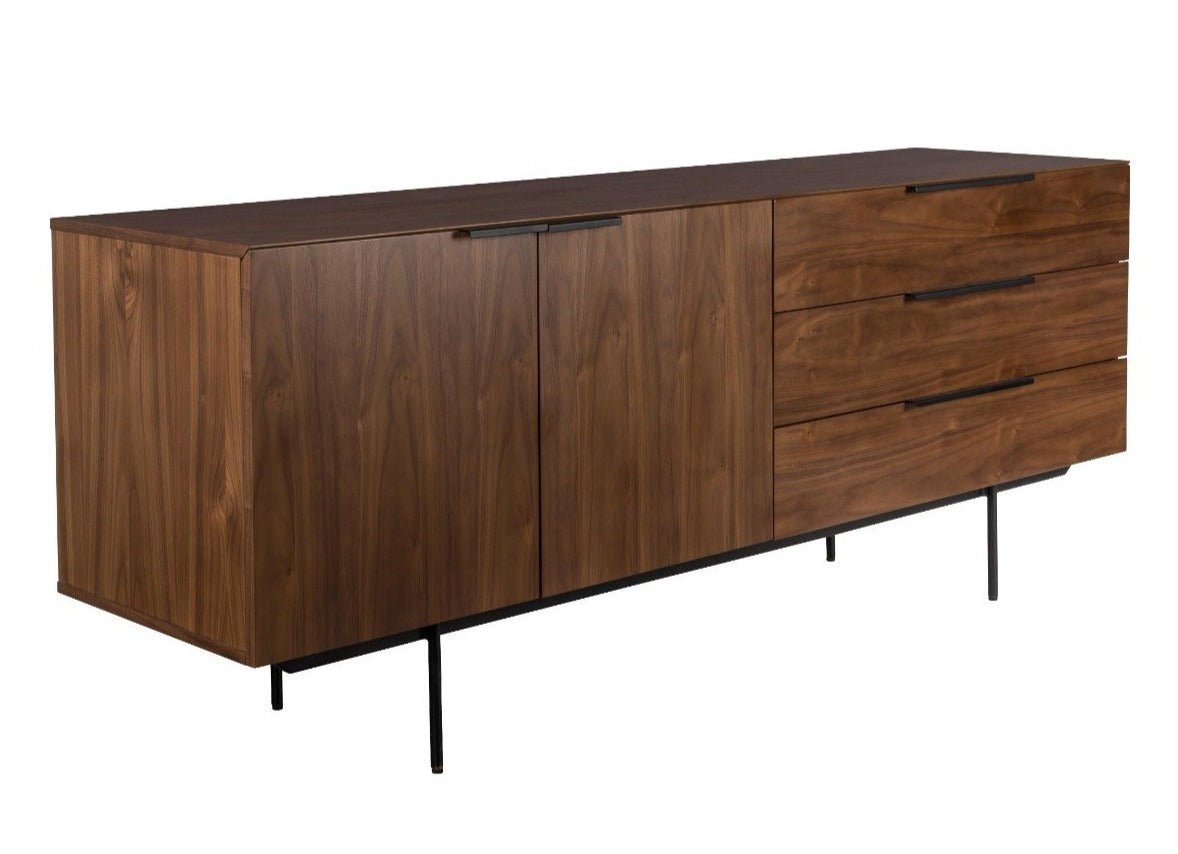 Looking at this dresser, childhood is reminded of, all thanks to the ultra -high countertop, dark metal fitting and slender legs. Putting it in every classic living room, childhood memories will be recalled. This Zuiver piece of furniture can also complement the classic dining room, giving room for every pledge.