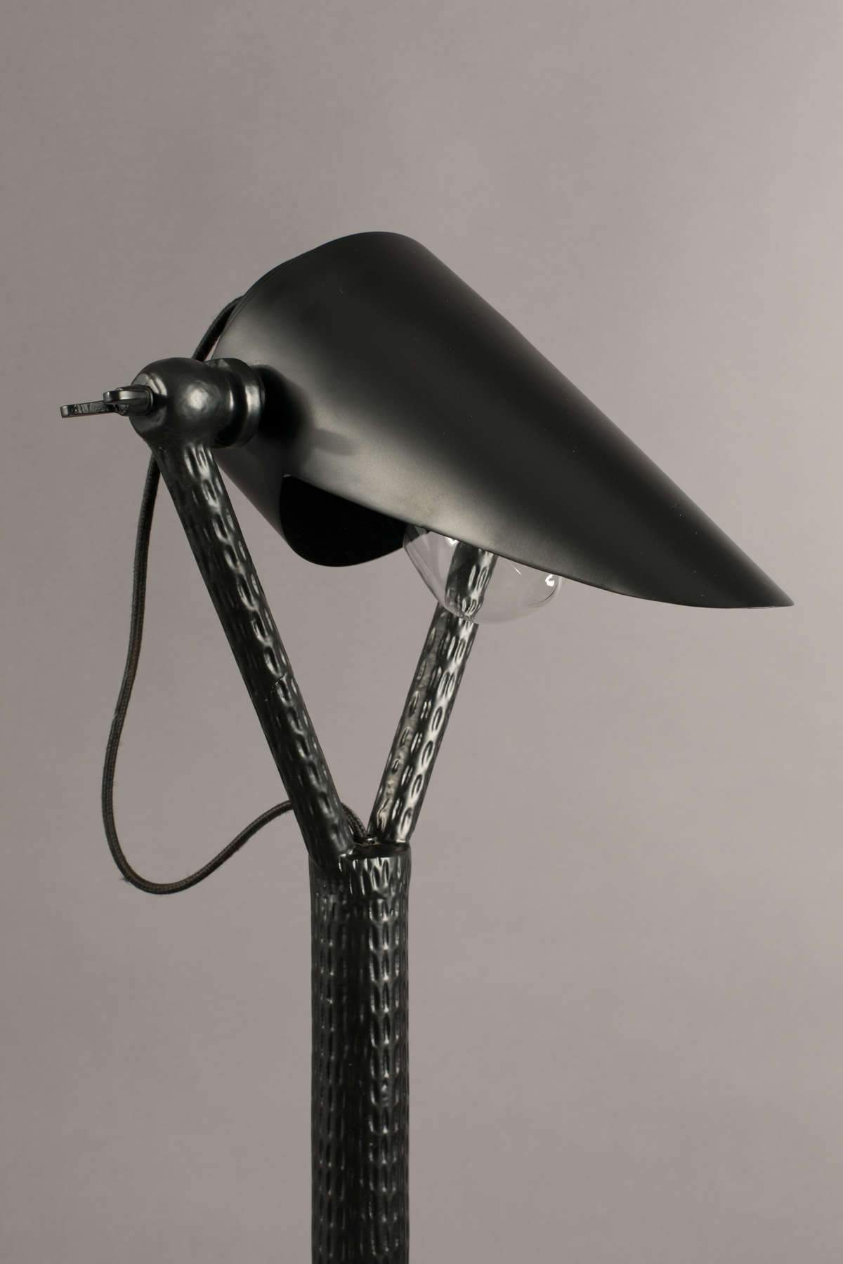 Falcon office lamp will be perfectly on the desk, bedside table or stylish dresser. The conclusion is the basis, which will introduce a note of eclecticism into any interior. Tasteful details that add elegance also pay attention.