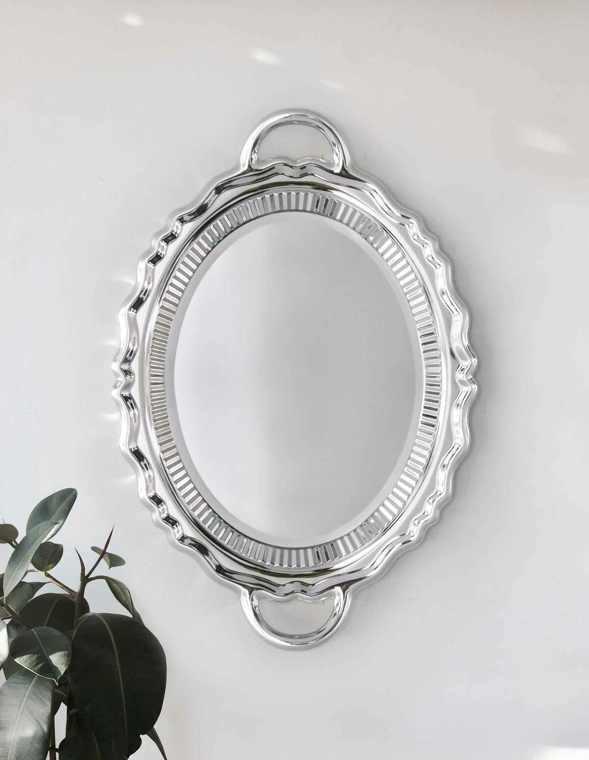 The mirror on the wall, which of them is the greatest? A valuable classic tray from the 17th century revives today in Plateau Mirir, the Studio Job project, which takes on new functionality, serving as a mirror on the wall. Due to the fact that it has the same finish and reflection as a mirror, this version will perfectly match your home, allowing your reflection to spread everywhere!