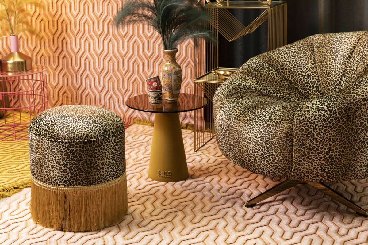 Bold Monkey does not produce armchairs that sit quietly in the corner - and the holiday armchair Where the Sun Doesn't Shine is no exception. Not for people with a weak heart, the armchair for the Bold Monkey Where The Sun Doesn't Shine is full of personality. Recreation armchair - but not what you know. A rich, velvety upholstery in combination with uncontrollable curves and a expressive print in leopard print - this is a chair that will burn in every room where you put it.