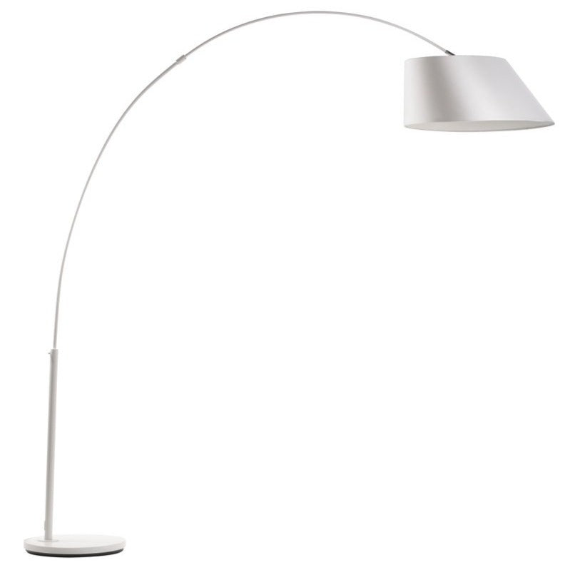 The ARC floor lamp is an amazing return to the 70s in a modern edition. The Zuiver brand has focused on extraordinary lightness thanks to the metal frame and the lampshade hung in it in irregular shape in light and elegant colors. This source light will fit into every modern and Scandinavian salon. It will perfectly light a large table in the dining room, giving a delicate and diffused light.