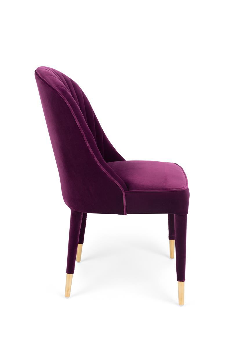 In some cases, more means more. And our Bold Monkey Give Me More Velvet chair is one such case. The design inspired by the Art Deco style, luxury velvet upholstery and legs as well as matte, brass legs: this velvety chair is a flashy addition to any table.