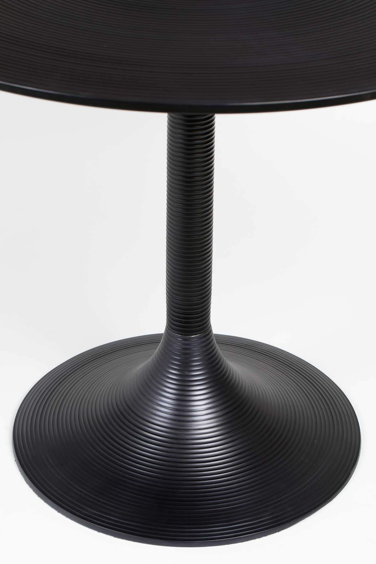 The Bold Monkey Hypnotising Round table in classic black or shimmering gold is exactly what it promises to be: an eye -catching central point. Connect it with one of our designer chairs, and you will receive a dining room set from which you will not be able to take your eyes off.
