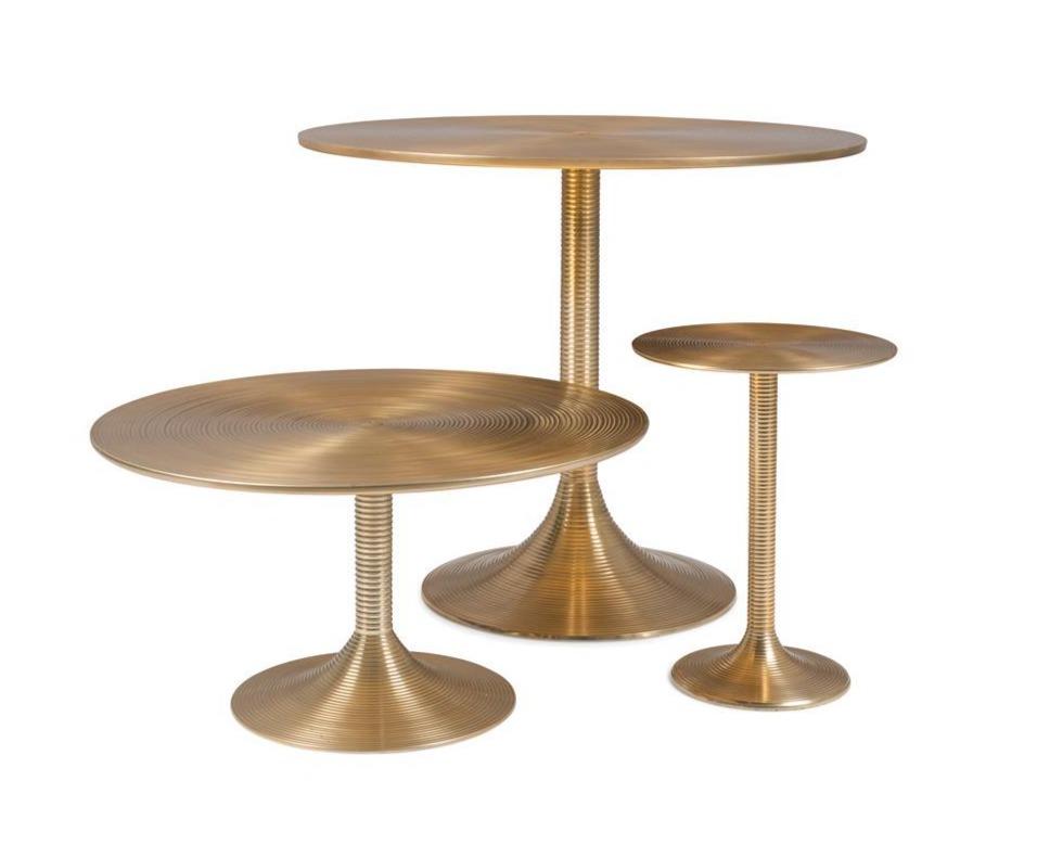 Thanks to its mesmerizing design, the Bold Monkey Hypnotising Round table undoubtedly attracts attention. Made of textured brushed aluminum, this round table Bold Monkey Hypnotising Round in matte gold or classic black is not afraid of being conspicuous.