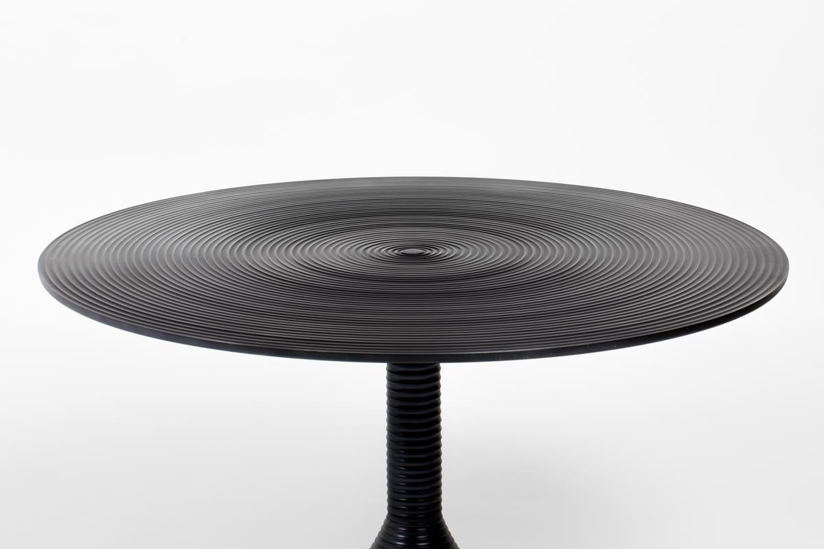 Provide your space thanks to the Bold Monkey Hypnotising Round, in classic black. Alone or in the company of beautiful coffee books, the Bold Monkey Hypnotising Round table will not be unnoticed.