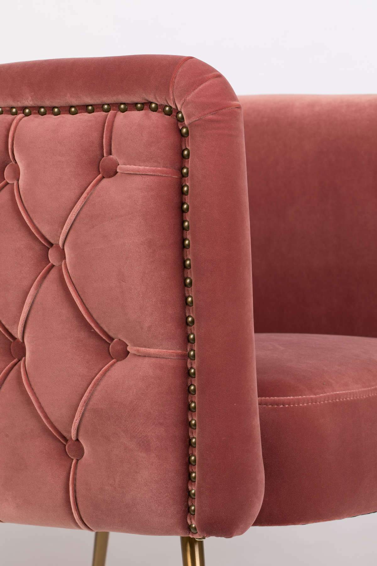 The holiday armchair covered with buttons returns and is better than ever. And without unnecessary ado and the charms that accompanied earlier old -school styles. Bold Monkey Such and Stud recreation armchair: the best -looking add -on you didn't know that you needed. Available in several colors!