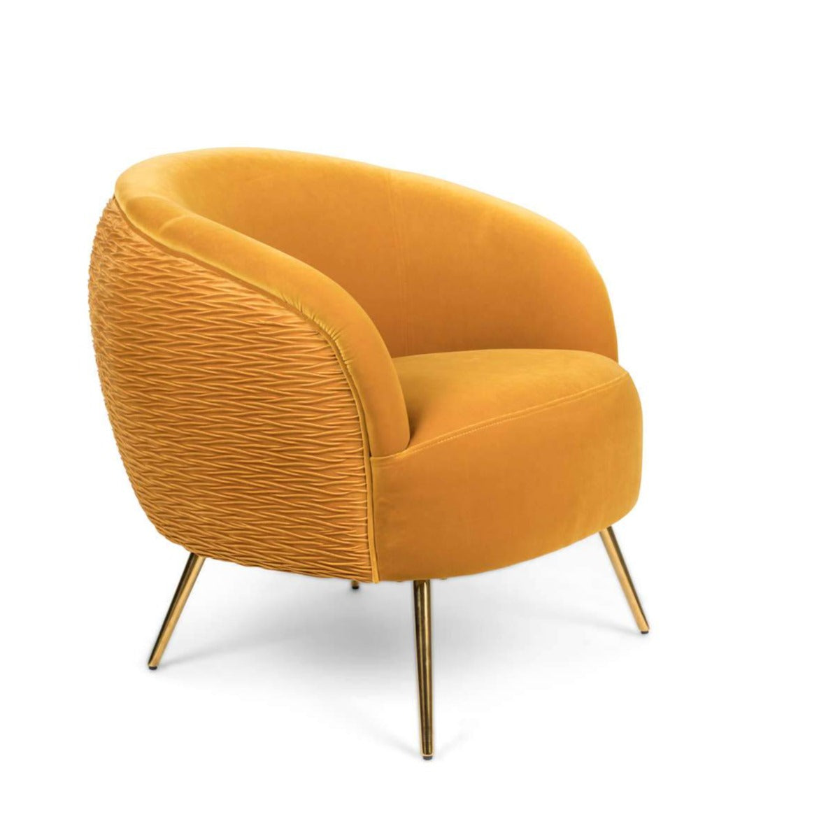 Seating armchair with personality. Rich, velvety upholstery, impeccable rounding and textured backrest: Bold Monkey So Curvy holiday armchair should not sit quietly in the corner. It is an armchair that attracts attention. Thin, slender brass legs balance the excessive shape of the chair, embedding it in tasteful design. Alone or as a pair, the Bold Monkey So Curvy armchair is a visual reference point for each living room space.