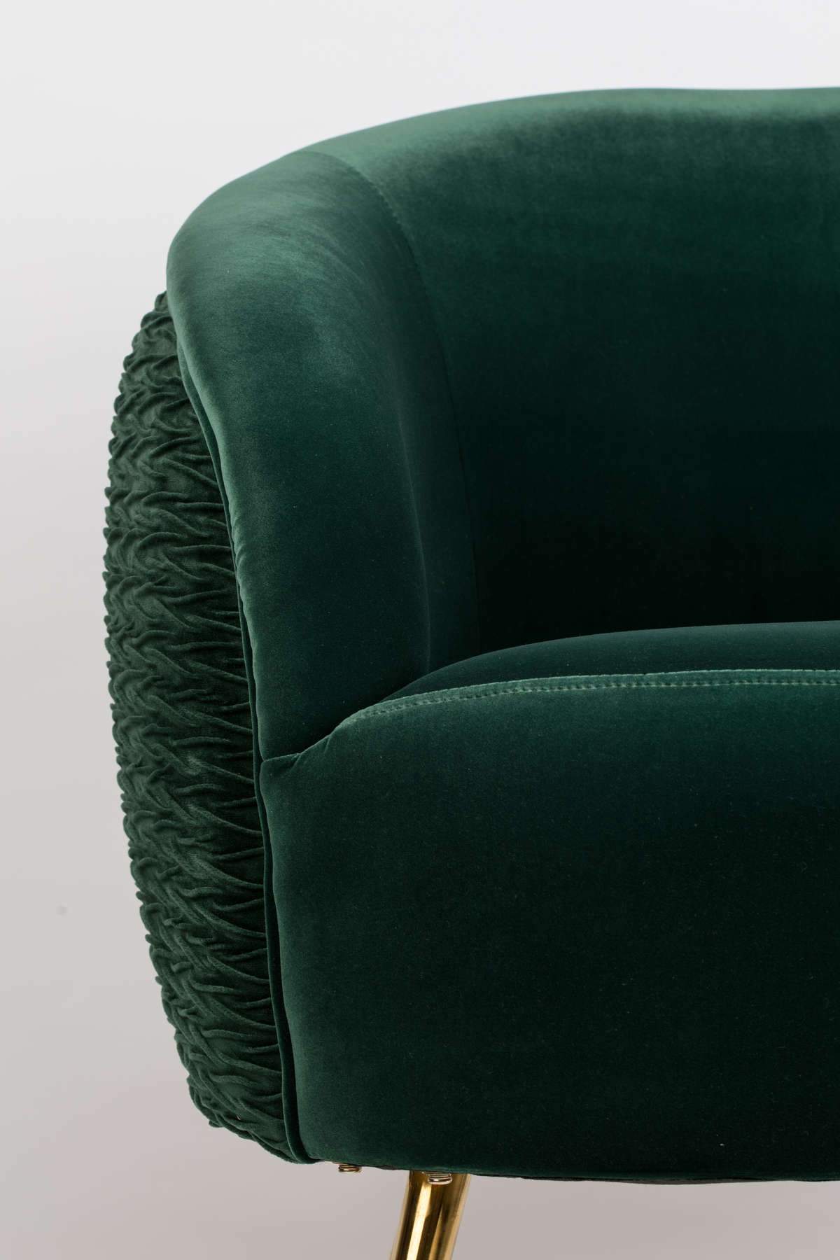 Seating armchair with personality. Rich, velvety upholstery, impeccable rounding and textured backrest: Bold Monkey So Curvy holiday armchair should not sit quietly in the corner. It is an armchair that attracts attention. Thin, slender brass legs balance the excessive shape of the chair, embedding it in tasteful design. Alone or as a pair, the Bold Monkey So Curvy armchair is a visual reference point for each living room space.