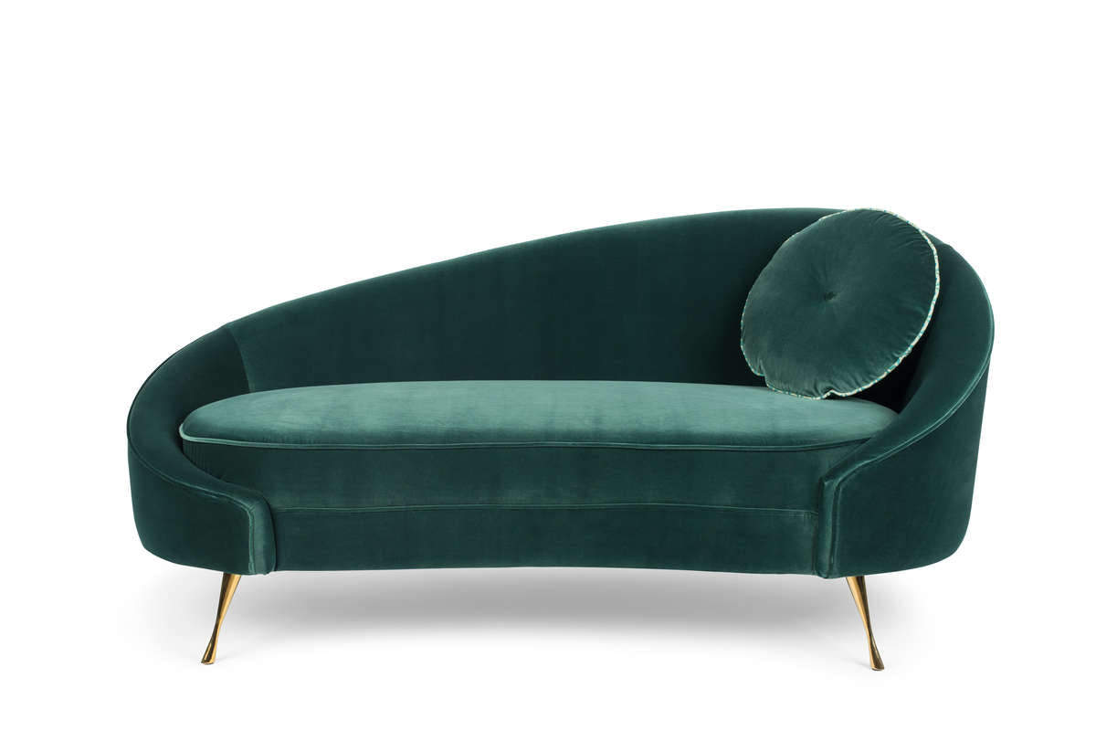 This plush, velvet sofa brings the quintessence of Parisian style to every space. Sofa Bold Monkey I am Not A Croissant has an asymmetrical design, with one side of the sofa support made so that it is higher than the other.