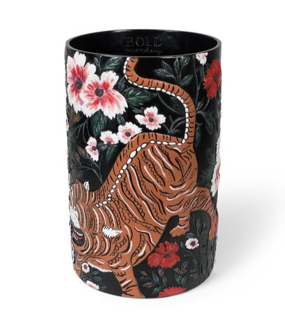 Do you want to diversify your space? You can now with the vase bold monkey songs of the night tiger. This stunning vase, available in a matte gold or colorful version, hand -painted, presents - you guessed - an exotic tiger pattern.
