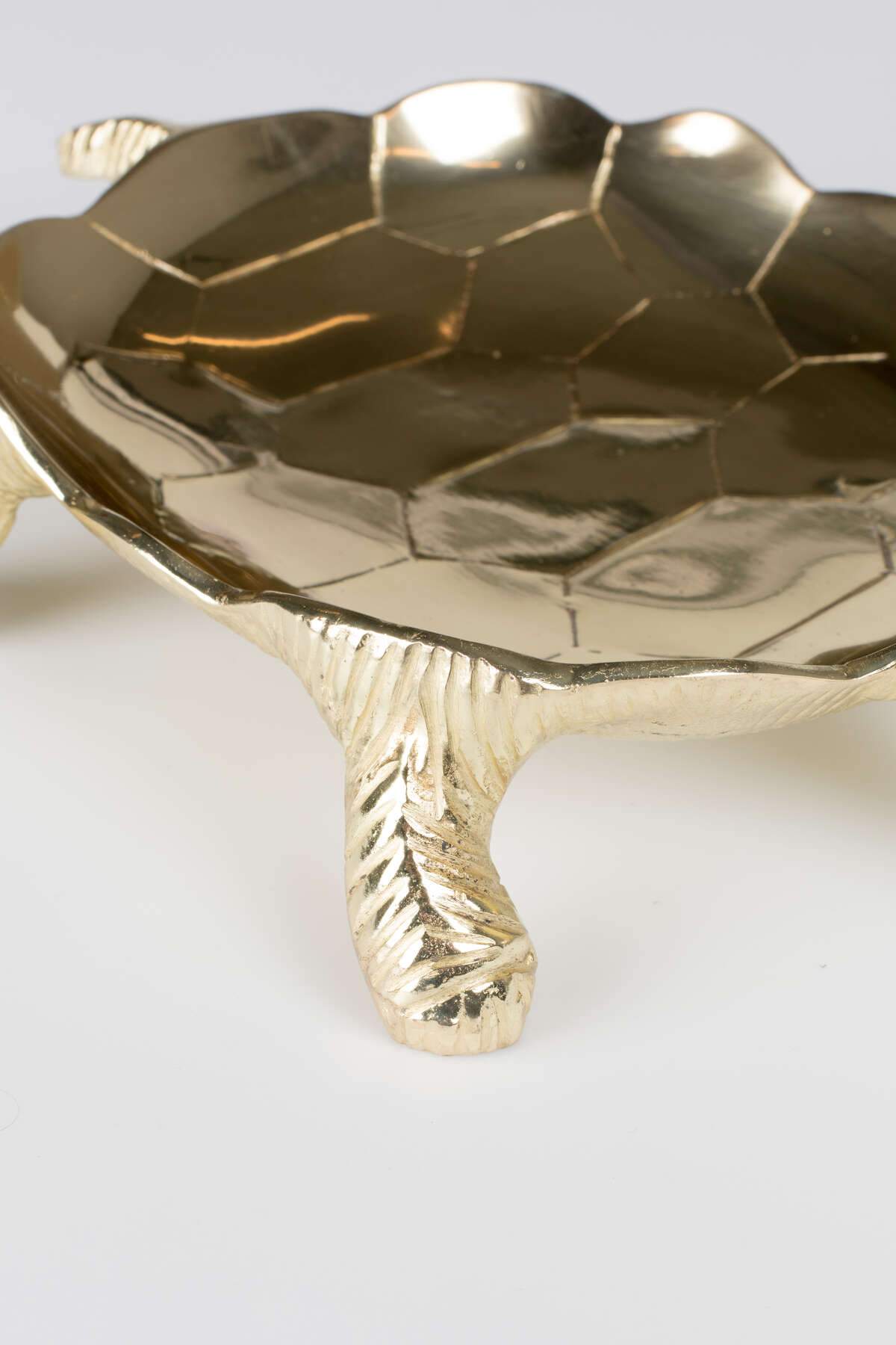 We found them for you. Our Crush On Me tray will add a funny accent to any interior, and at the same time fulfill its task. Who said practicality must be boring? Thanks to this golden turtle -shaped tray, you can always choose a bold option.