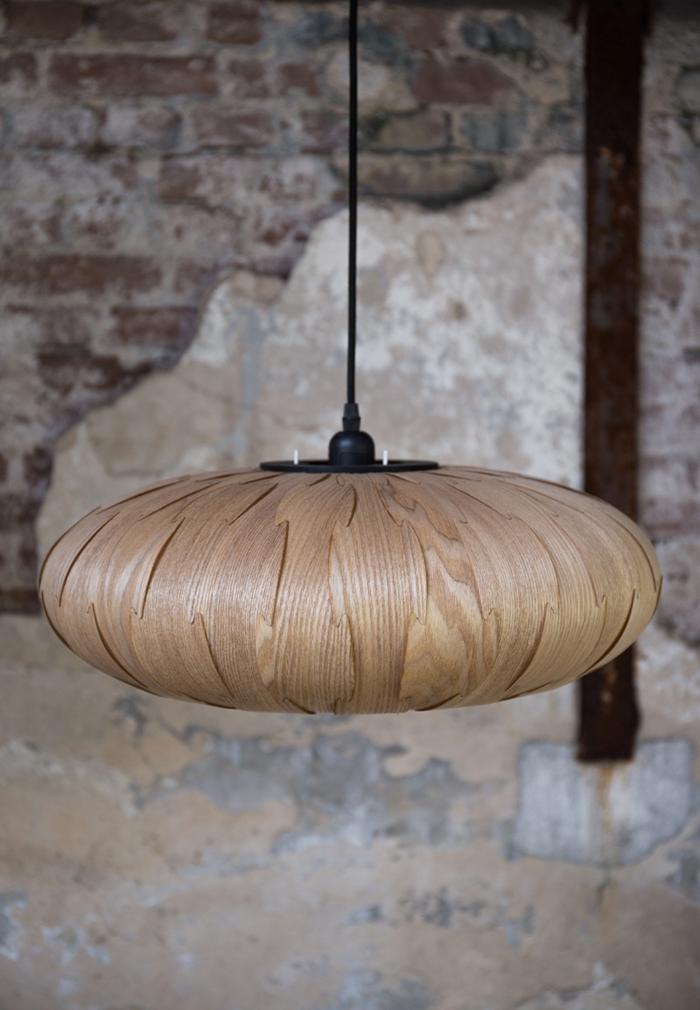 The Bond lamp is a great design of the Dutchbone brand, which will introduce moody light into the interior. All thanks to the unusual structure of the lampshade. The lampshade was made of ash veneer. Veneer is made of wood, it is a flexible, durable and lightweight material.