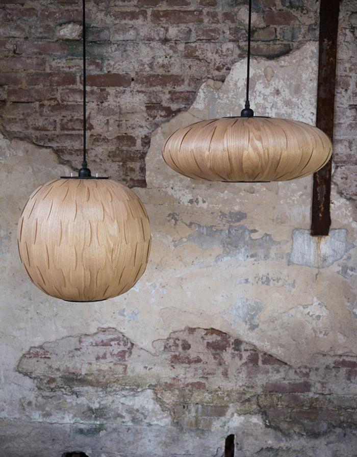 The Bond lamp is a great design of the Dutchbone brand, which will introduce moody light into the interior. All thanks to the unusual structure of the lampshade. The lampshade was made of ash veneer. Veneer is made of wood, it is a flexible, durable and lightweight material.