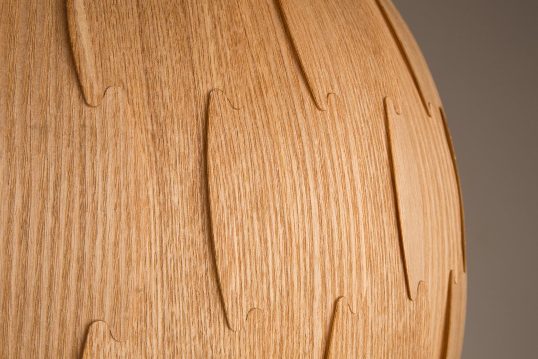 The Bond lamp is an ingenious project of the Dutchbone brand. The lampshade was made of ash wood veneer. Veneer can be bent by obtaining interesting forms and shapes. The lampshade is made in such a way that the light of the fluorescent lamp only gently pierces through the shade. Thanks to this, a pleasant, moody atmosphere arises in the interior.