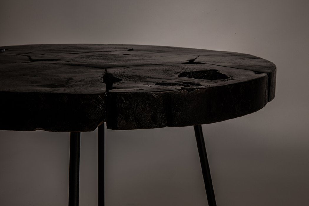 The Kraton table is a proposal for fans of original and unique furniture. Its unique character is a countertop, which was made of teak wood. However, this is not a uniform piece of wood, but a few separate fragments that have been squeezed with each other, thanks to which each of the copies is one of a kind.