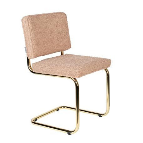 Teddy is a chair that, thanks to the shiny support frame and rich fabric, will make you not only want to sit on it, but also relax. The curly material contrasts perfectly with the legs, making it look perfect. A lie would be to say that his place is only in a classic dining room. This piece of furniture will blend in perfectly with the retro office, youth room or living room. You can safely say that it will complement every meter of the house!