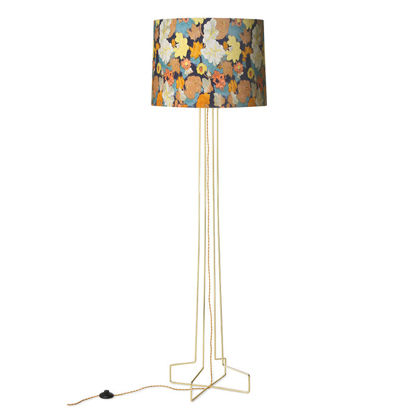 The floor lamp can not only be a light source, but also a decoration. Doris is a lighting combining a simple form that has been varied with a gold metal foot and a velvet lampshade with abstract drawings. This combination fits into a modern living room, which needs a slightly muffled, cozy glow. Dining room in retro decor as well as a classic office are great places to put this reflector.