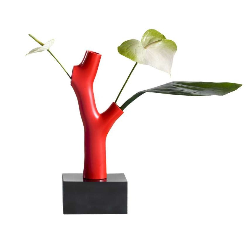 Korall is an unusual project created by Andrea Branzi modeled on the coral. The vase creates multiple branches in which we can place cut flowers, which will enliven the interior and our imagination, this design was made of recycling materials.