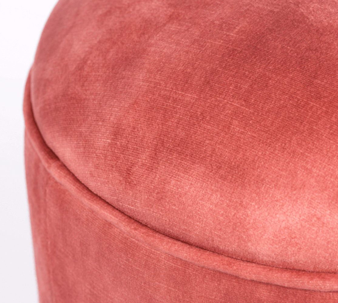 Small but powerful - this is the Bold Monkey ottoman My Lover and Best Friend. Regardless of whether you have little space or if you want to add an additional place to sit in an unforgettable way, if the night requires it, it is a product for you.
