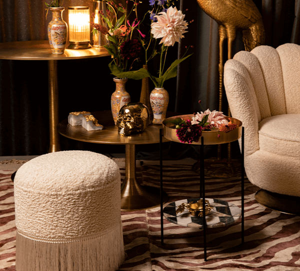 The elegant cylindrical shape is slightly finished with a retro texture and available in three outstanding options: leopard, old pink and natural color of Teddy. The bold Monkey My Lover and Best Friend is an accent that requires attention, not space in the living room.