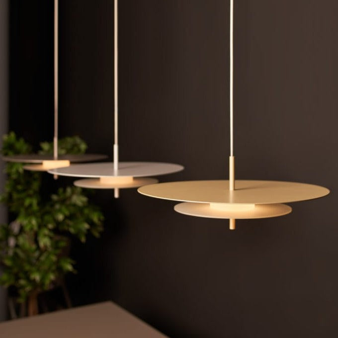 Aeroplan hanging lamp is a lighting that attracts the attention of anyone who sees them. Thanks to its round shape and construction, it provides a cozy lighting of the space above each table in a very subtle way. With its raw it will fit into the dining room and kitchen in industrial or loft style.