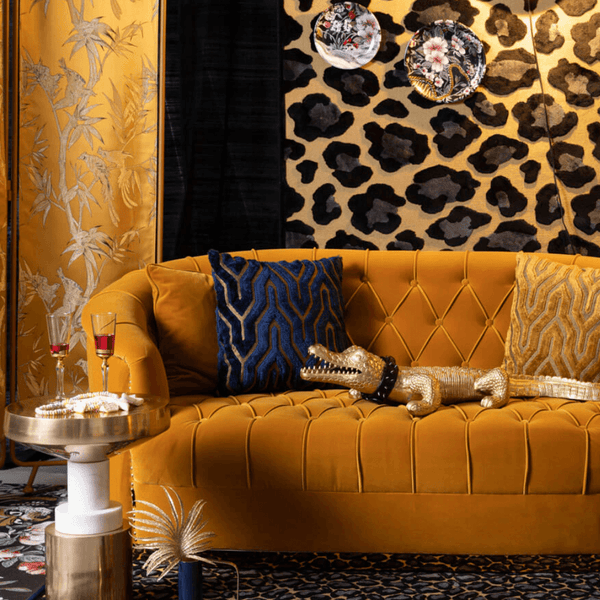 Add contrast to the classic sofa or give the modern character of the space filled with vintage style thanks to the golden side table Bold Monkey Footed with a marble body. A futuristic approach to the necessary side table.