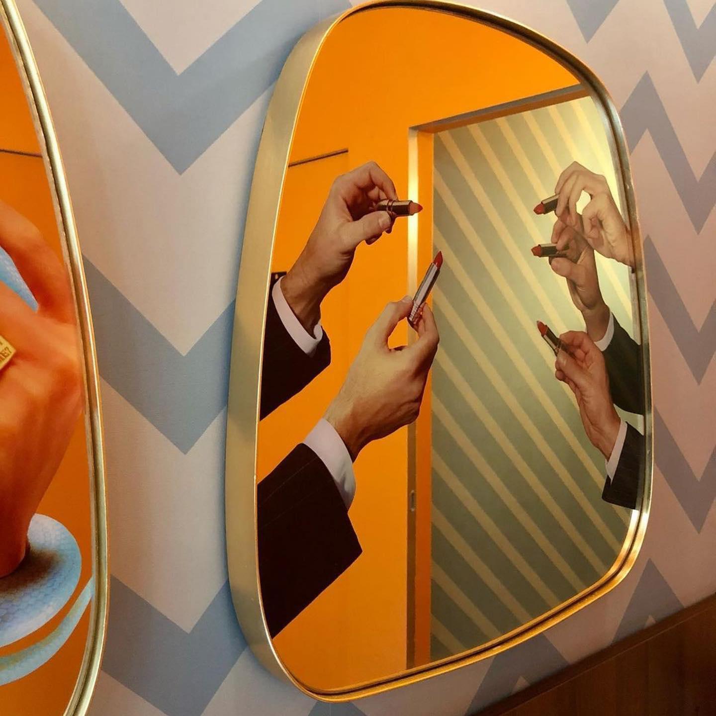 Decorative mirror LIPSTICKS in golden frame - Eye on Design