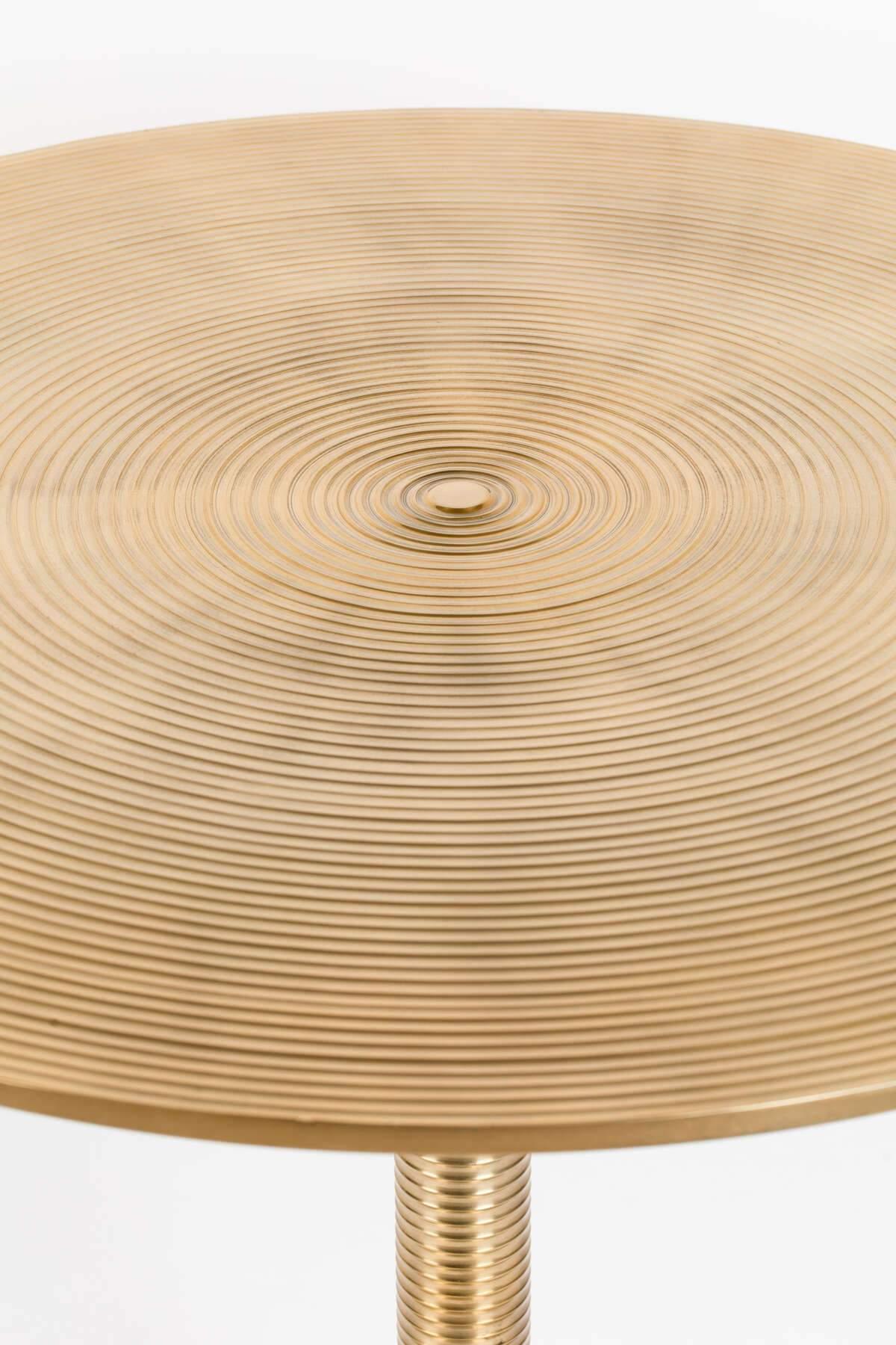 Provide your space thanks to the Bold Monkey Hypnotising Round, in matte gold. Alone or in the company of beautiful coffee books, the Bold Monkey Hypnotising Round table will not be unnoticed.