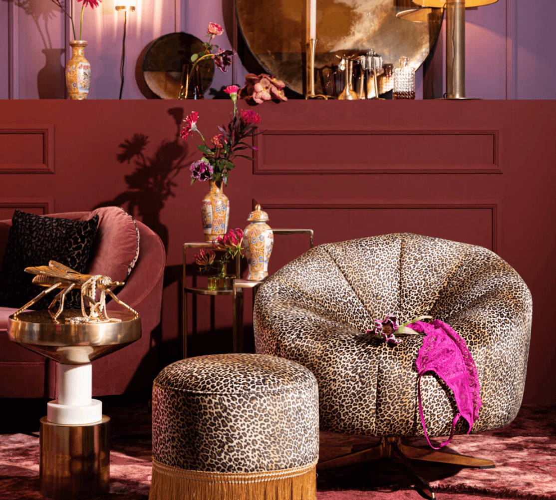 Small but powerful - this is the Bold Monkey ottoman My Lover and Best Friend. Regardless of whether you have little space or if you want to add an additional place to sit in an unforgettable way, if the night requires it, it is a product for you.