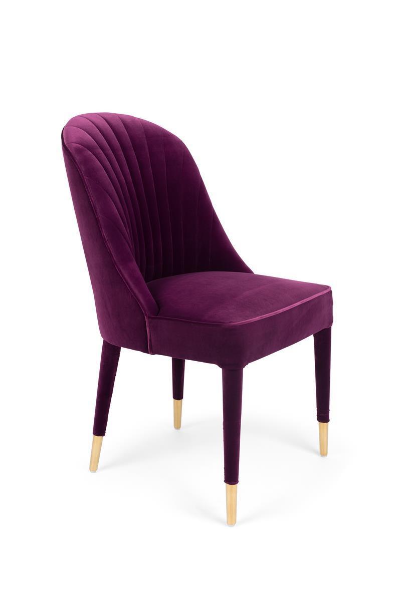 In some cases, more means more. And our Bold Monkey Give Me More Velvet chair is one such case. The design inspired by the Art Deco style, luxury velvet upholstery and legs as well as matte, brass legs: this velvety chair is a flashy addition to any table.