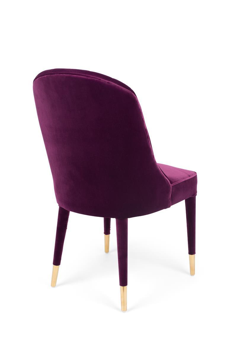 In some cases, more means more. And our Bold Monkey Give Me More Velvet chair is one such case. The design inspired by the Art Deco style, luxury velvet upholstery and legs as well as matte, brass legs: this velvety chair is a flashy addition to any table.