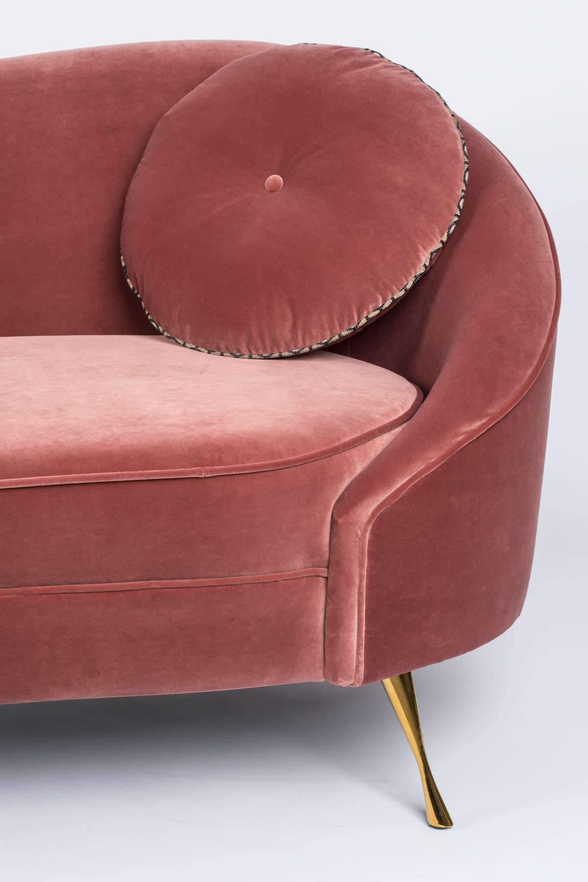 This plush, velvet sofa brings the quintessence of Parisian style to every space. Sofa Bold Monkey I am Not A Croissant has an asymmetrical design, with one side of the sofa support made so that it is higher than the other. Sofa asymmetry is balanced by clean lines, strong shape and a round pillow to throw.