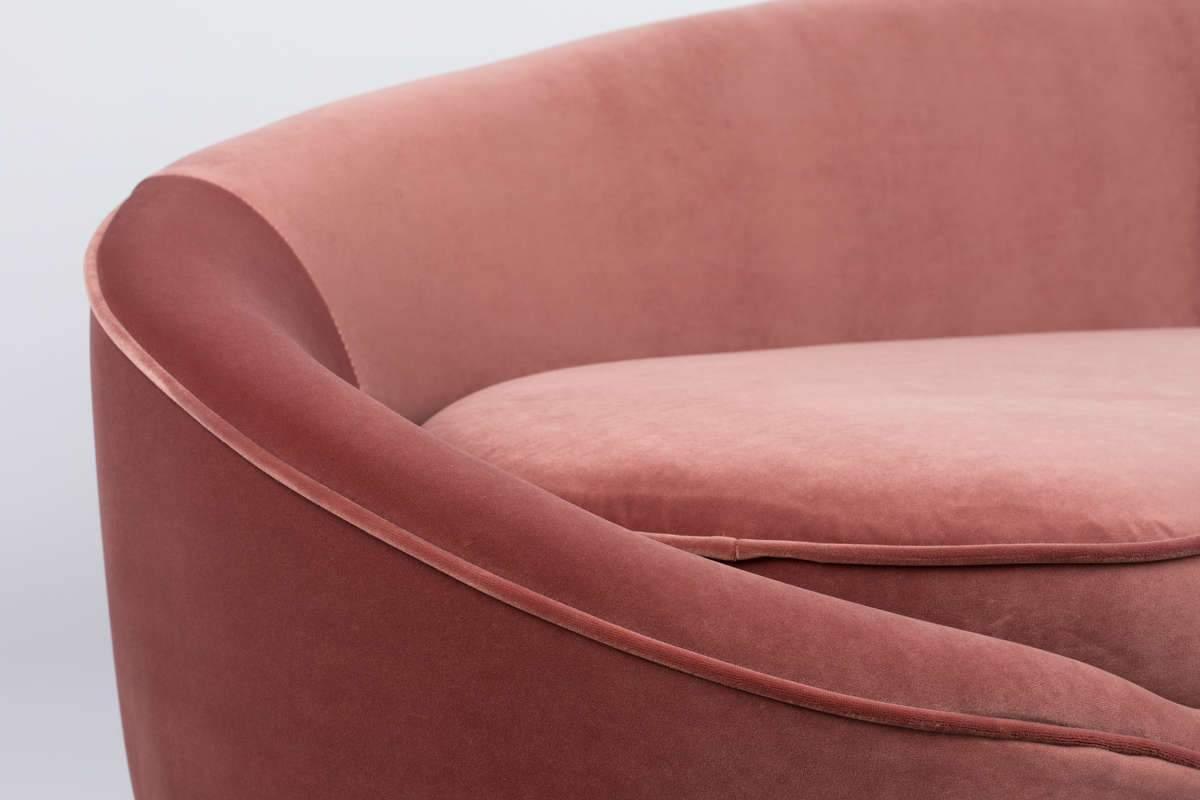 This plush, velvet sofa brings the quintessence of Parisian style to every space. Sofa Bold Monkey I am Not A Croissant has an asymmetrical design, with one side of the sofa support made so that it is higher than the other. Sofa asymmetry is balanced by clean lines, strong shape and a round pillow to throw.