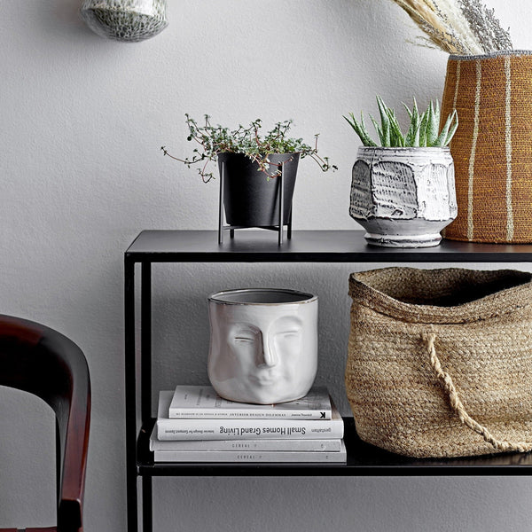 Ignacius is a hand -made stoneware, a spectacular pot. A delicate face emerges from a non -uniform structure, which will be an original decoration. Fit in the latest trends, it will find in many interiors, especially in the Scandinavian, boho, rustic or minimalist style.