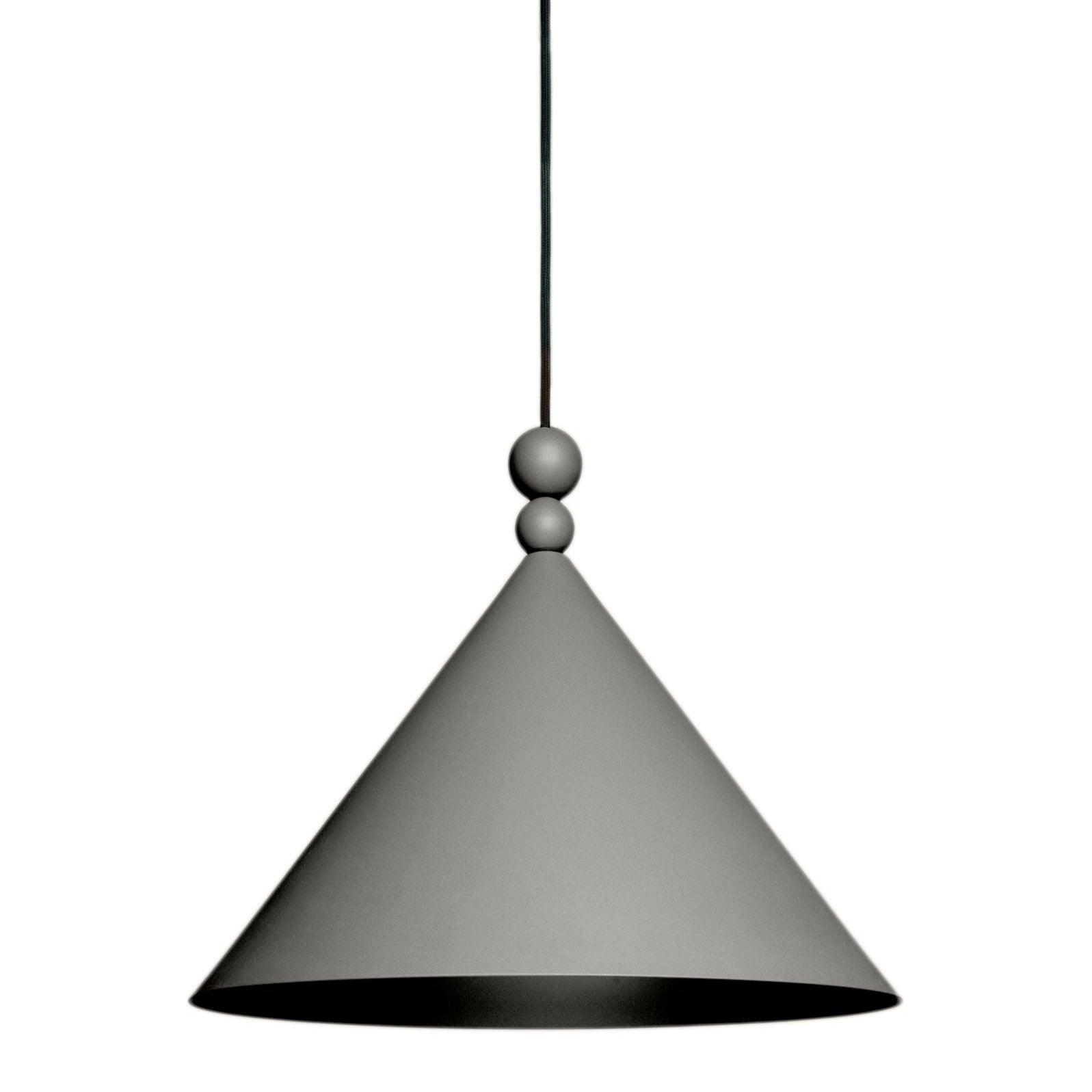 A designer hanging lamp is a proposal for those who like to play with colors in the interior. The simple, classic shape of the aluminum lampshade has been completed in a very elegant way with a matte finish. Thanks to the ability to adjust the length of the cable, it is comprehensive. The table lighting during meals in the dining room with Scandinavian decor, or an interesting element of lighting, and by the way an addition over the kitchen island.