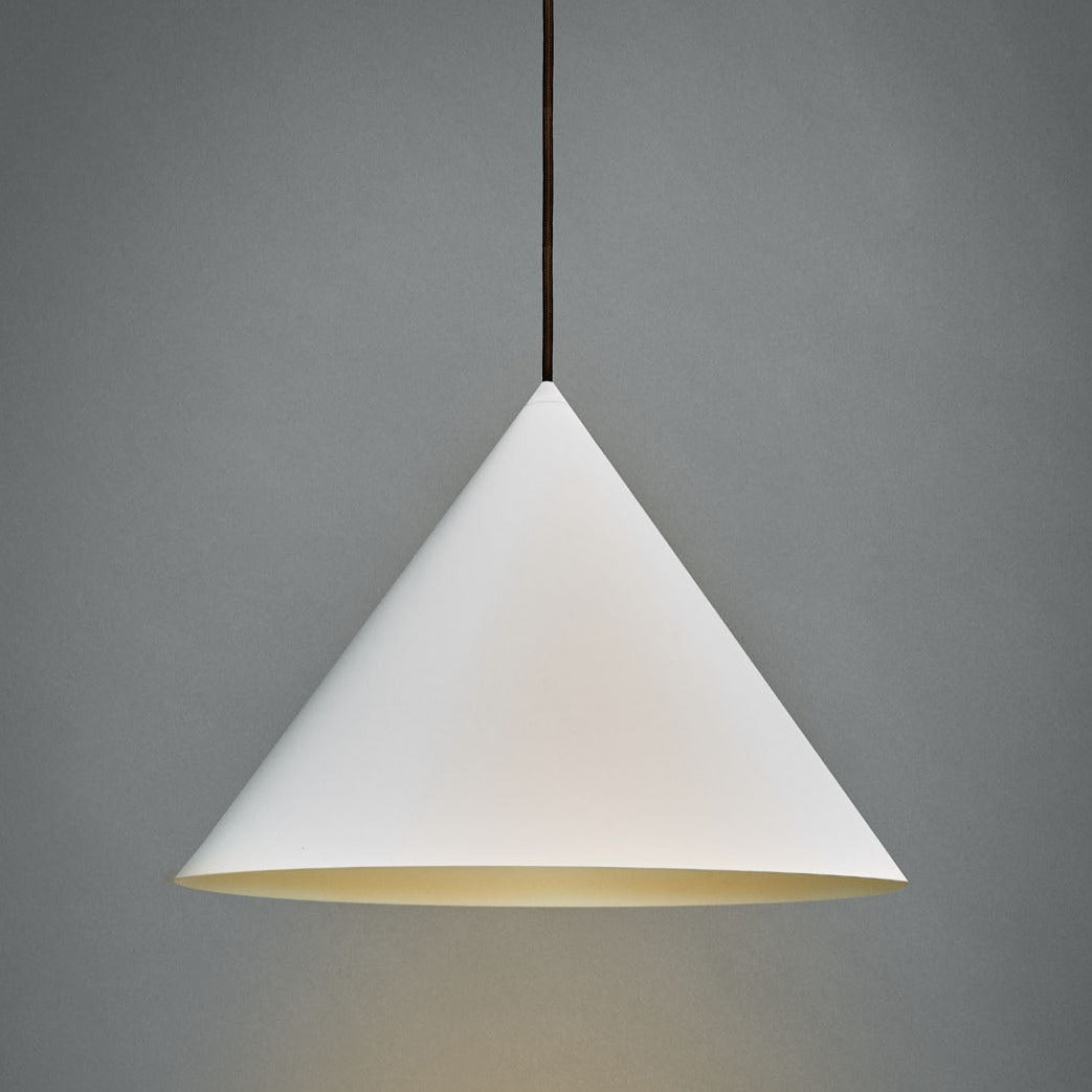 Konko is a designer lamp dedicated to modern and loft interiors. A cone -shaped aluminum lamp. The ability to adjust the length of the cable will allow you to adapt the lamp to individual needs. It will perfectly illuminate the table during meals in the dining room or the bar top in the kitchen. It works not only in home interiors, but also in commercial.