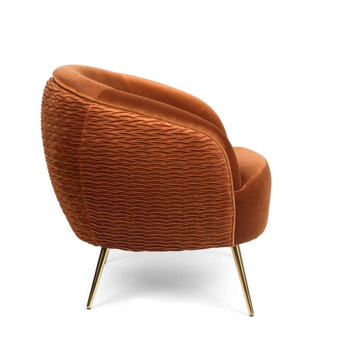 A seating armchair with a personality that attracts attention. Rich, velvety upholstery, impeccable rounding and textured backrest are his hallmarks. So Curvy should not sit quietly in the corner.