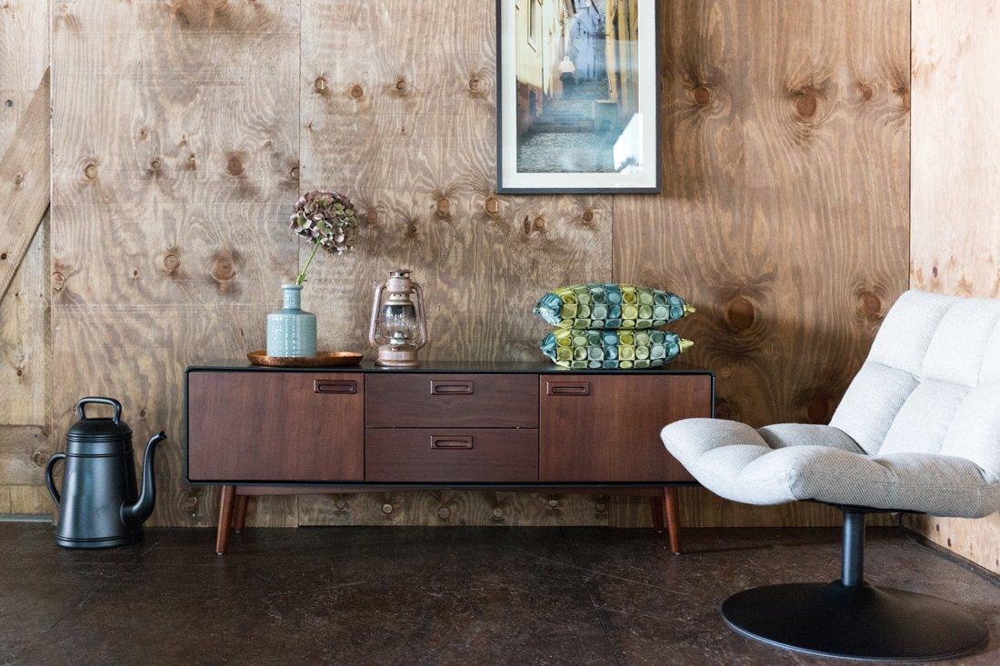 A functional and capacious chest of drawers is a mandatory equipment for every living room. The juju chest of drawers was made of solid MDF, and the legs were made of solid ash wood and finished in a natural color.