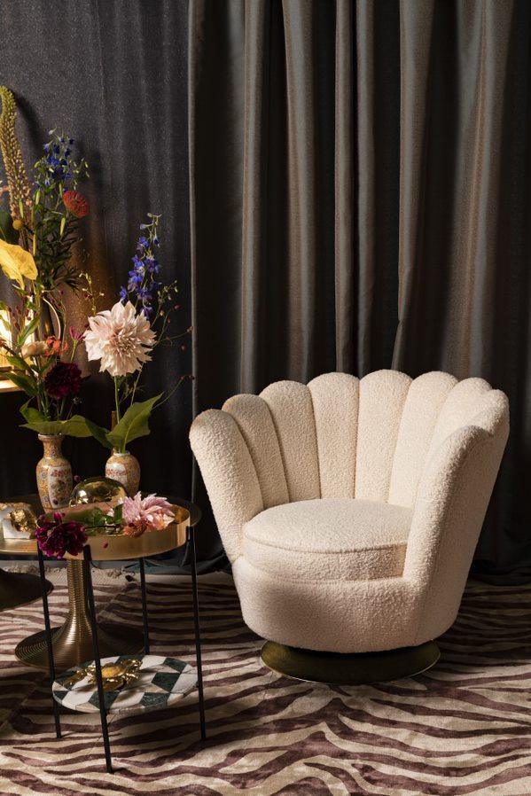 Wherever you put it, the Bold Monkey Mother of All Shells chair catches your attention. Upholstered in a rich natural texture in a plush color, the elegant style of the 70s is finished with gold-covered gold base.