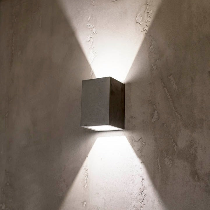 Orto Mini wall lamp is a functional decoration that will allow you to create a unique atmosphere in the room. Its light source spreads over the wall like a triangle. This allows for lighting specific furniture or family souvenirs. Evening watching television or computer use will no longer result in discomfort and eye fatigue thanks to this concrete lamp!