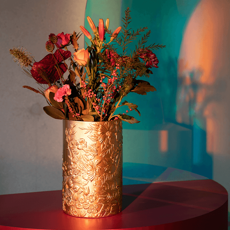 Do you want to diversify your space? You can now with the vase bold monkey songs of the night tiger. This stunning vase, available in a matte gold or colorful version, hand -painted, presents - you guessed - an exotic tiger pattern.