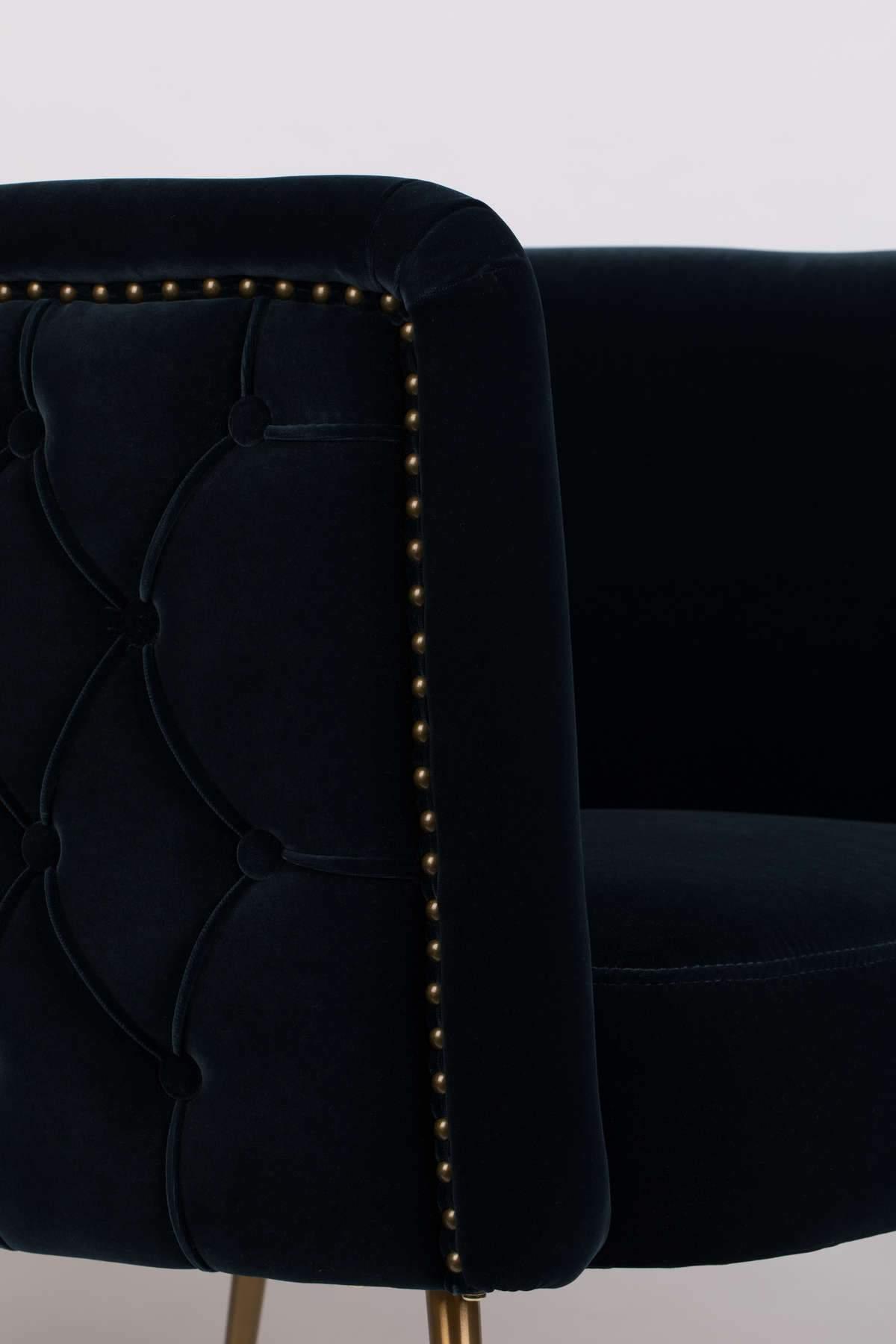 The Bold Monkey Such and Stud armchair is made of luxurious, velvet upholstery and matte, brass legs. The retro style with buttons is contrasted with modern rounded lines, which results in a real armchair for any room. But the real MVP of this velvet chair is its golden border with studs.