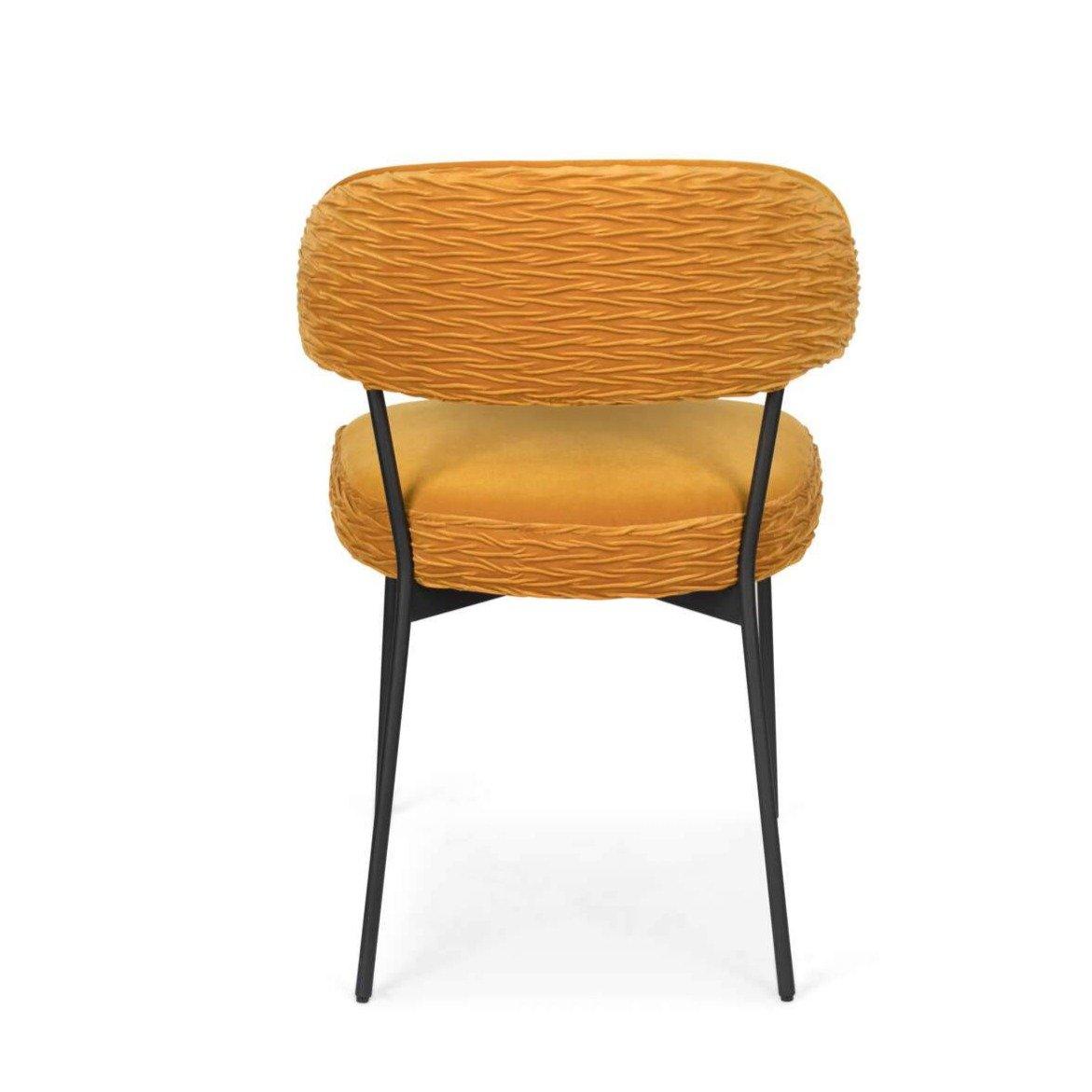 We present a dining room chair, which should not miss the dining room chairs: our Bold Monkey the Winner Takes It All chair. A simple, modernist design was made here in a clear range of shades: boldly choose from these stunning colors.