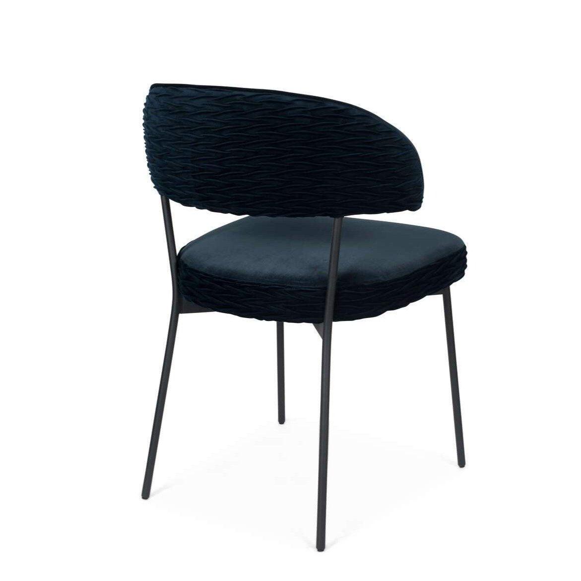 We present a dining room chair, which should not miss the dining room chairs: our Bold Monkey the Winner Takes It All chair. A simple, modernist design was made here in a clear range of shades: boldly choose from these stunning colors.